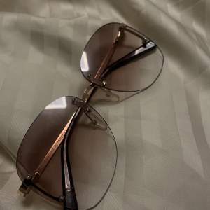 Trendiga och snygga solglasögon som köptes från jackie i somras, köpte andra solglasögon strax efter å har drf ej använt. Köptes för 1200.