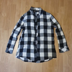 Flanellskjorta - Flanellskjorta i storlek M. Svart och vit rutig. I fint skick. 