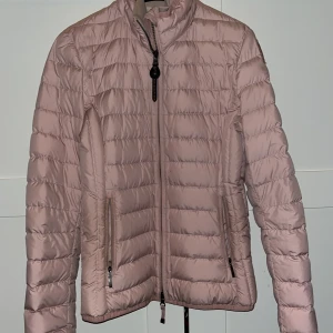 Parajumpers - Säljer min parajumpers jacka använd 2 gånger, köpt på room1006 i Malmö