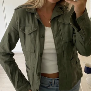 Militärjacka - Lägger ut igen! Grön ”militärjacka” från Levis. Köpt för 1000 kr men använd några gånger endast. Perfekt till sen vinter och vår!   Lånad bild men är exakt samma jacka! 