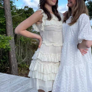 Studentklänning - Säljer nu min sååå fina stundentklänning då den inte kommer att komma till användning. Klänningen till vänster på första bilden.😇  Den är endast använd på studentdagen och är i superbra skick. Storlek 36. Skickar gärna mer bilder privat ifall det önskas🥰