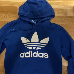 Adidas hoodie  - Adidas hoodie. Passar xs - liten m  Andvänd fåtal gånger