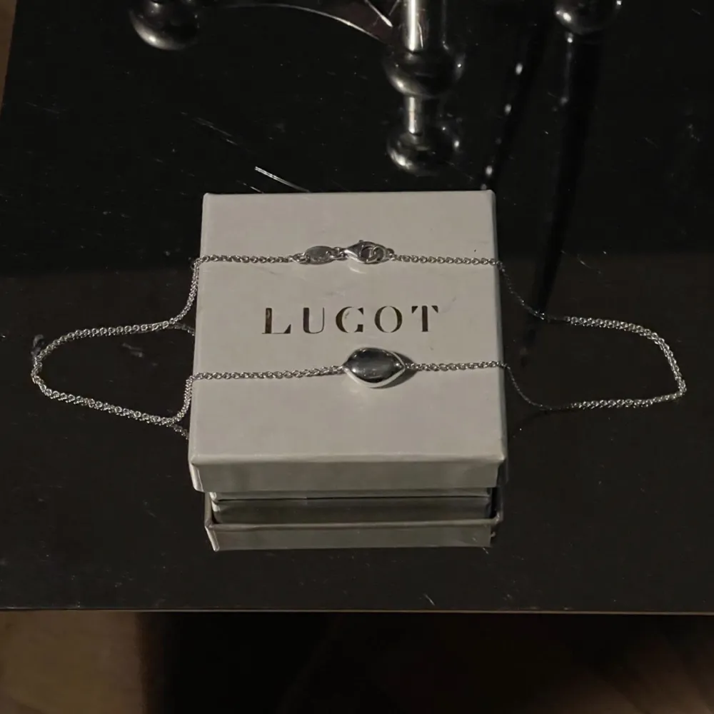 Superfint silverhalsband från Lugot. Sparsamt använt och i nyskick. 43cm och i äkta silver. Nypris 1250kr . Accessoarer.