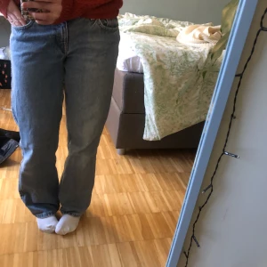 Arrow jeans weekday  - Ett par blåa jeans från weekday, använda fler tal gånger men i bra skick, sitter lowaisted i midjan, och släppas inte i marken när man går :), pris kan diskuteras 
