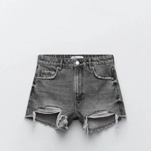 Jeansshorts  - Säljer mina populära jeans shorts från zara, köpta i somras! Skriv för fler bilder💋💋