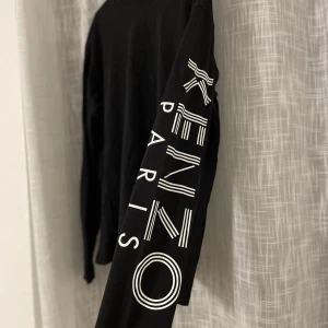 Kenzo longsleve - Svart långärmad tröja ifrån kenzo. Nypris 1900kr. Tröjan är i väldigt bra skick. Frakt tillkommer. 