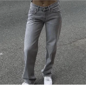 Low waist straight jeans Gina tricot - Säljer nu de populära low waist straight jeans från gina tricot. Perfekta jeans som man kan styla till allt. Knappt använda då det inte var rätt storlek för mig. Nypris 499kr, toppen skick, fler bilder kan skickas