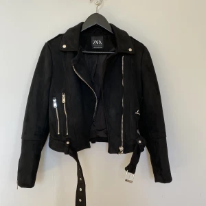 Jacka zara strl xs  - Supersnygg jacka från zara! Knappt använd, mycket bra skick. Strl xs. Nypris 600 kr - säljer för 250 kr. Köparen står för frakten. Inga returer 