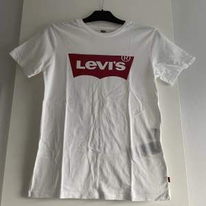 En t-shirt från levi’s som endast är använd fåtalet gånger!