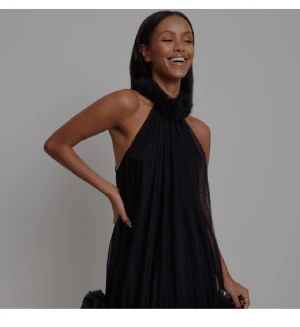 Svart klänning  - Svart klänning från NA-KD. Jätte fin, är inte sliten någonstans. Bilderna är från hemsidan. Om ni undrar över något eller vill ha fler bilder så kan ni bara kontakta mig🤎