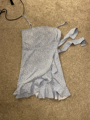 Blå klänning - Jag säljer denna blåa klänningen för 70kr jag köpte den för 150kr på shein. Den är lite stor för mig därför säljer jag denna. Aldrig använd pga att den var för stor när jag köpte den. Klänningen är i storlek 140. ❤️Jag kan tänka mig att sänka priset