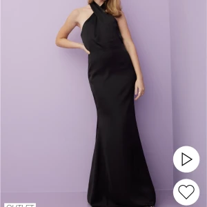 BALKLÄNNING  - Säljer förra årets balklänning som är från märket Maya i svart satin!! Priset kan diskuteras. Man kan också ha den på två olika sätt som visas på bilderna! Endast använd en gång💕💕💕(köpare står för frakt 66kr) 