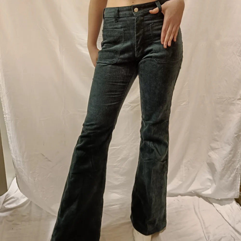 Säljer dessa fina flared manchesterbyxor som gjordes på 70-talet och som aldrig har använts! De är 80 cm i midjan och 85 i längden vilket motsvarar typ S/M, men har även en storlek mindre och några storlekar större, så det är bara att höra av sig!💗. Jeans & Byxor.