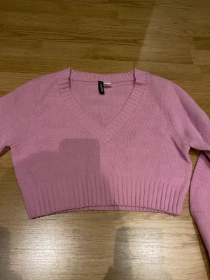 Kroppad topp  - Långärmad kroppad topp i rosa från H&M, använd få gånger och är i bra skick, storlek är S men passar säkert XS också (nypris 100kr)