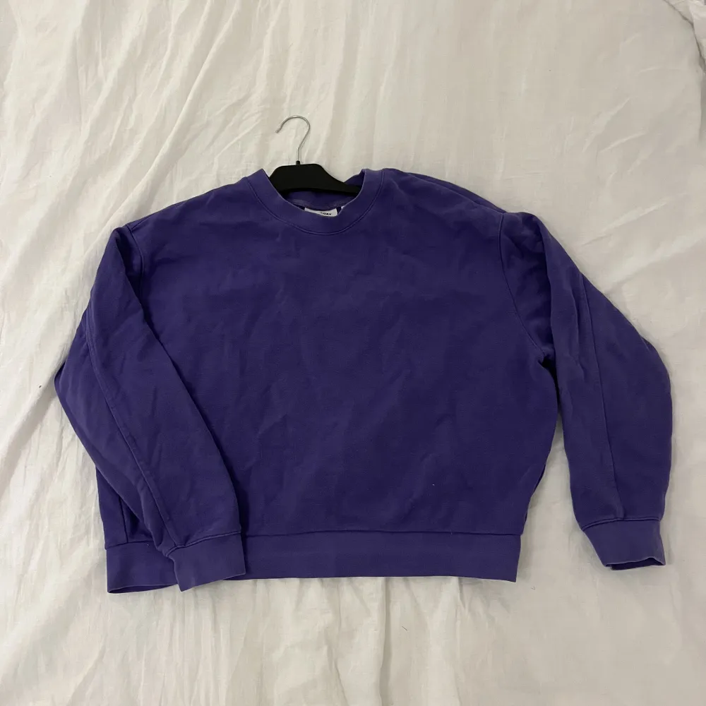 Lila sweatshirt från Weekday som är lite croppad, dock inte kort då den är oversize.💜 Färgen är en kall, lite mörkare lila färg.. Hoodies.