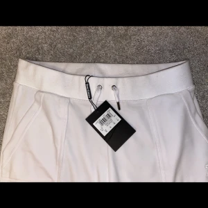 Vita juicy byxor - HELT OANVÄNDA med lappen på! storlek M 