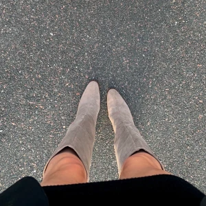 Mango stövlar  - Världens finaste stövlar från Mango med klackhöjd på 10 cm🫶🏻 De kommer tyvärr inte till användning, så säljer dom nu till ett bra bud! Använda 2 gånger🥰                            Nypris 1 200kr