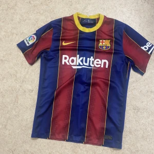 Barca t shirt  - Hej säljer min Barca T-shirt som jag knappt använt den är i perfekt skick och är hel äkta 