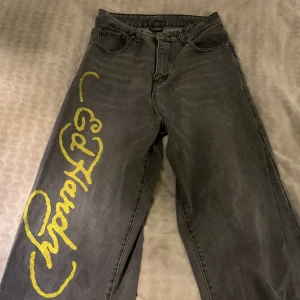 Gråa Ed Hardy jeans - Äkta ed Hardy jeans, säljer för att de inte längre passar min stil, använda högst 2 gnr. Obs är lite små i storleken, jag är 170 ish och dom är lite korta på mig. Pris kan såklart diskuteras💕