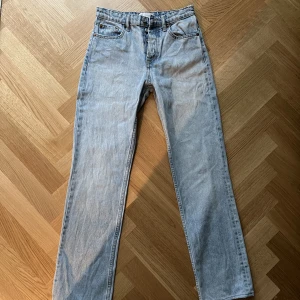 Zara low waist straight jeans - Jättefina populära jeans från Zara Blå Stl: 34 Lågmidjade Rak modell Ljusblå/blå  Hör gärna av dig om du har frågor❤️