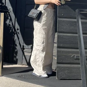 Cargo - Osäker på att sälja!! Cargo pants från Urban outfiters i storlek XS (lite långa på mig som är 160) Köptes i somras och användes nån enstaka gång. Har legat i garderoben sen dess. 