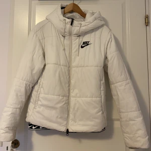 Vit Nike jacka  - Jättefin vit vinterjacka från Nike. I bra skick. Storlek S. Vill bli av med den snabbt, säljs pga flytt. 