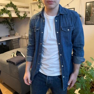 Jeansskjorta strl XS - Jeansskjorta från hm i strl XS
