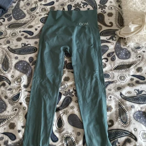 Trönings taights  - Gröna tränings taights från dom. Jag är 170 och dem sitter bra i längden på mig. Säljer dem För 150 kr, köpte dem För 299 Kr. 