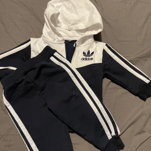 Adidas set med dragkedja stl 68/74 - .