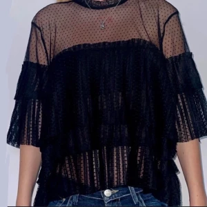 Spets topp - Superfin svart topp i spets i stlk XL, men passar ner till S🤍