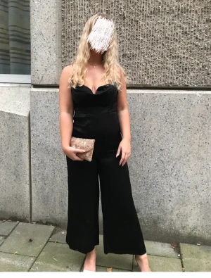 Byxdress - Svart byxdress från asos storlek 38, mycket fint skick.