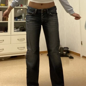 Lågmidjade straight jeans  - Lågmidjade diesel straight jeans med mönster på fickorna, använd några gånger i superfint skick 