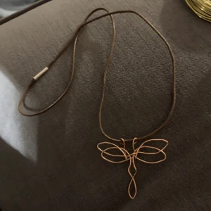 Handmade halsband - Handgjord trollslända av bronstråd! Kommer med läderband. 