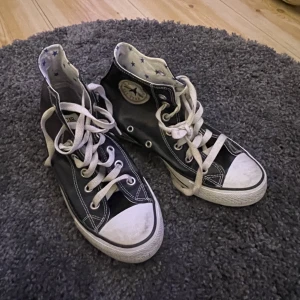Svarta converse Storlek 37/38 - Snygga converse som passar storlek 37 och 38. Använt ett fåtal gånger men är vintageskor som jag köpt second hand. Fint skick annars och bekväma. Priset kan förhandlas. Meddela mig för mer information <3