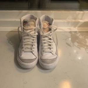 Blazers i ny skick - Skorna är i 36,5 dock ganska smala. Köpa 2021 användes enbart 1 gång ute men syns inte alls. Köpta för 1250