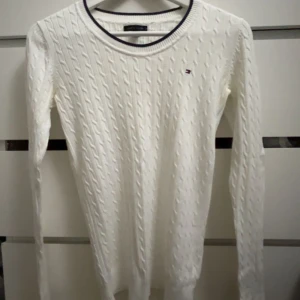 Finstickad tommy hilfiger tröja - Aldrig använd, bara testad