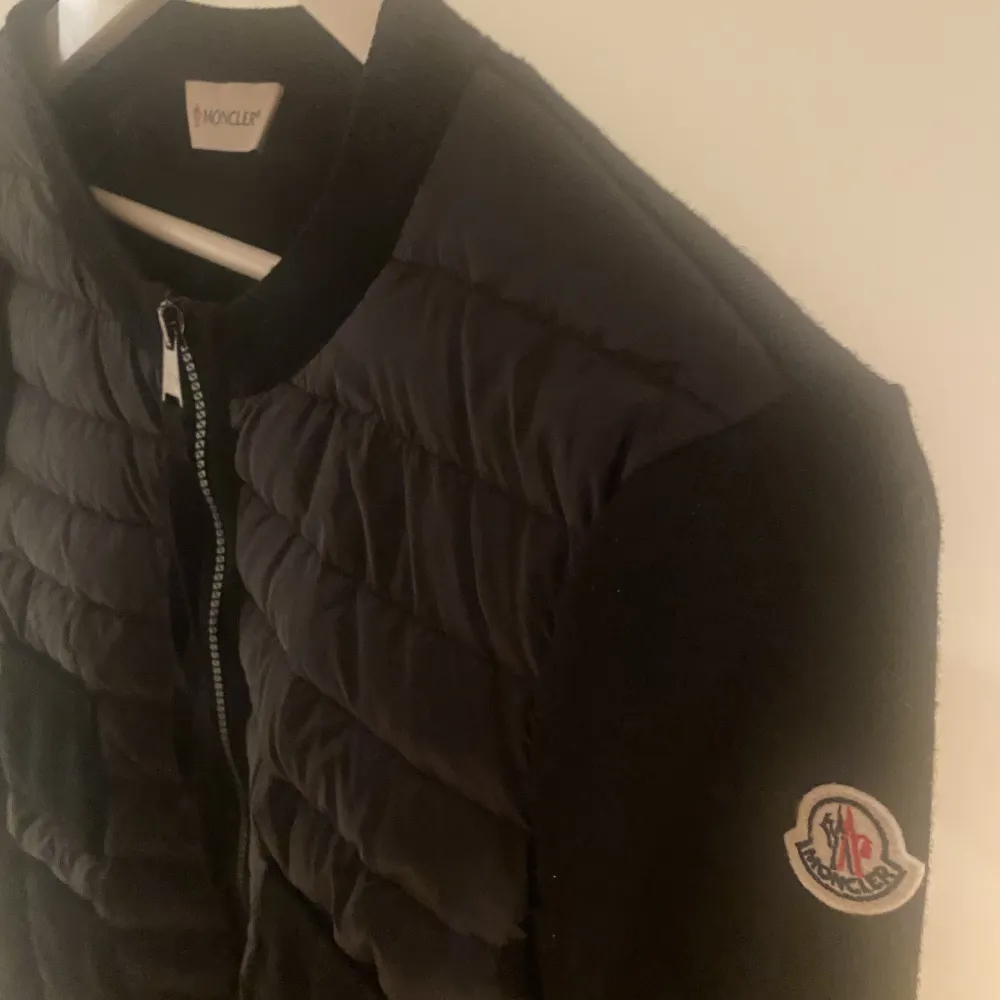 Säljer denna moncler jackan. Använd ca 2 gånger o ser helt ny ut!! Har allt till den, äkthetsbevis, kvitto och tagen. Nypris över 7000 säljer för 5000kr då den verkligen är som ny!! . Jackor.