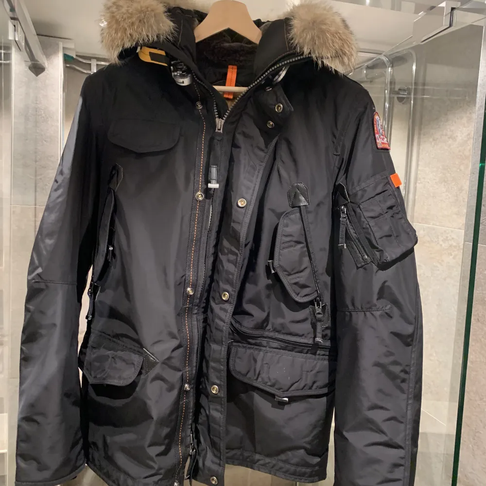 Parajumper Right Hand Masterpiece Parka Black🦅  Tjena, säljer nu min Parajumper Right Hand Masterpiece Parka Black -Size: M -Condition: 9.9/10 (använd Max 3 ggr) -Bin: 3250kr (nypris 11.499kr). Jackor.