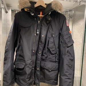 Parajumper Right Hand Masterpiece Parka Black - Parajumper Right Hand Masterpiece Parka Black🦅  Tjena, säljer nu min Parajumper Right Hand Masterpiece Parka Black -Size: M -Condition: 9.9/10 (använd Max 3 ggr) -Bin: 3250kr (nypris 11.499kr)