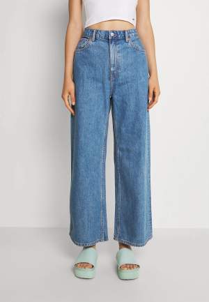 Säljer dessa blåa jeans från weekday. Modell ”Ace high wide” högmidjande jeans med vida ben. Blåa. Storlek 24/32 24(midja),32(längd) skulle tänka mig att detta möjligtvis motsvarar XS/S
