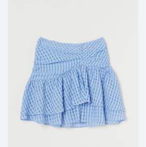 Säljer nu nu min jättefina rutiga kjol från H&M. Den är storlek 40 men passar mig som är 38. Köparen står för frakten. ❤️