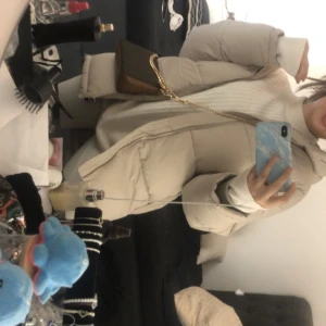 Beige jacka - Beige pufferjacka från nelly. Använd fåtal gånger. 