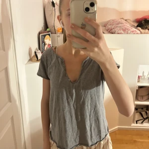 Zadig tröja  - Säljer denna fina Zadig tröjan . På ryggen står det ZADIG ROCKS MALIBU . Har du några frågor så kontakta mig, den är xs men den är inte tajt och ganska lös med ett väldigt skönt matreal