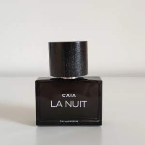 Säljer nu min La Nuit parfym från Caia. Endast provsprejat. Luktar gott men jag har så mycket parfymer så den kommer tyvär inte till användning 😊