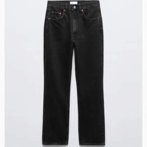 Straight highwaist jeans från zara, använd ca 3 gånger. Frakt tillkommer