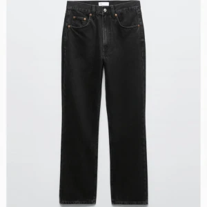 Jeans - Straight highwaist jeans från zara, använd ca 3 gånger. Frakt tillkommer