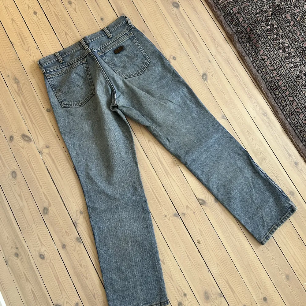 Vintage Wrangler-jeans i strl w29/30 l32, bra längd på mig som är 172cm. Inget att antyda på, väl använda men fint skick. . Jeans & Byxor.