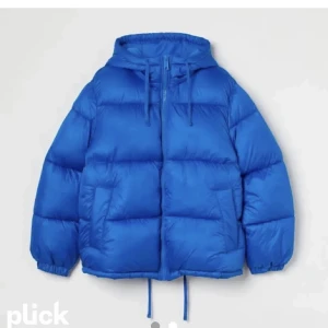 Blå puffig jacka  - Jättefin och slutsåld jacka från hm i storlek M men sitter jättefint på mig som brukar ha storlek S. Jättefint skick!!