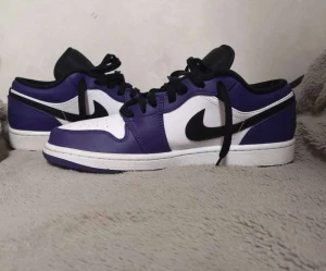 Jordans  - Court purpur Jordan 1 low,str 42 Racing blue Jordan mid 1, str 42,5 Du får köpa dem lila för 500kr och dem blåa för 700kr