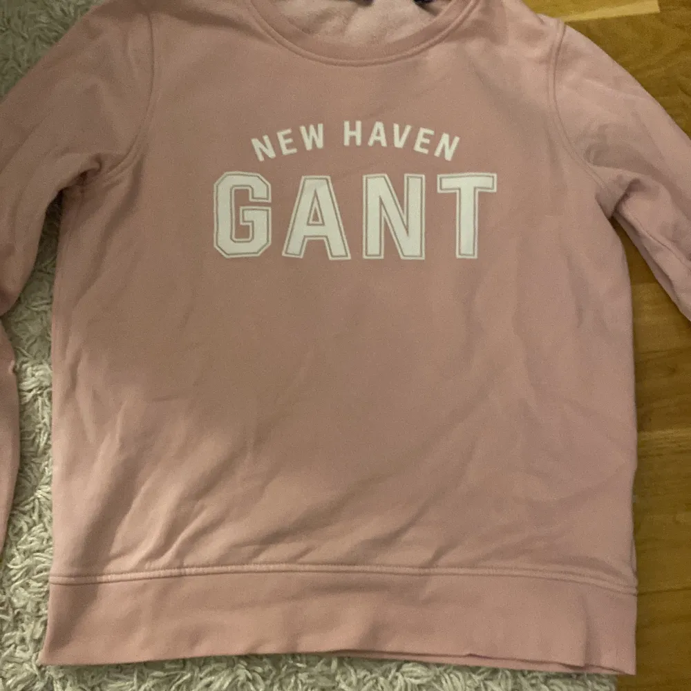 Jag säljer min Gant tröja för att jag använder den inte lika mycket längre. Den är i bra skick jag har inte använt den många gånger. Nypris: 999kr. Hoodies.